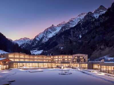 Hotel Feuerstein komplett bei Nacht