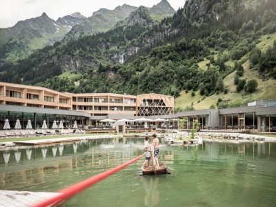 2 Jungs ziehen sich auf dem Floß über den Teich