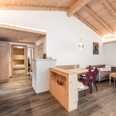 Chalet mit kleinem Tisch und kleienr Küche