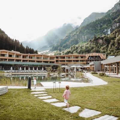 Vorderansicht des Hotel Feuerstein im Sommer