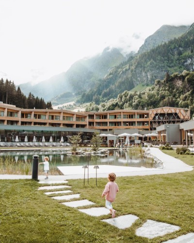 Vorderansicht des Hotel Feuerstein im Sommer