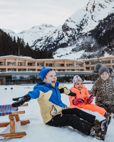 3 Kinder werfen Schnee in die Luft