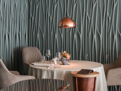 Runder Tisch mit 2 Stühlen und schön eingedeckt