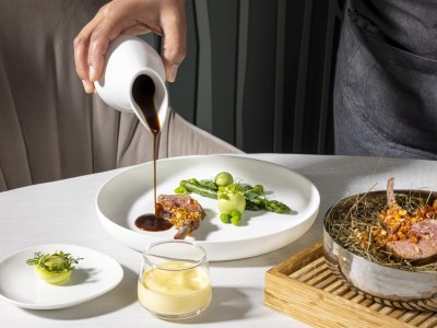 Lammkotlett wir auf einem schönen Teller serviert