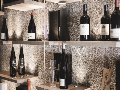 Weinregal mit verschiedene Weine