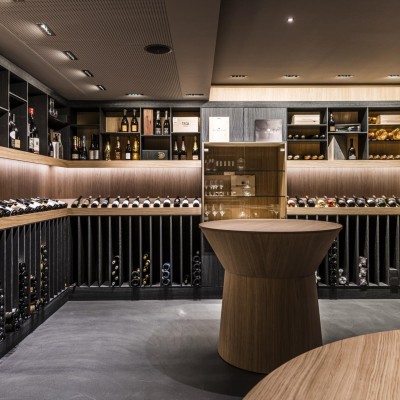 Weinkeller mit verschiedene Weine in schönen Regalen präsentiert