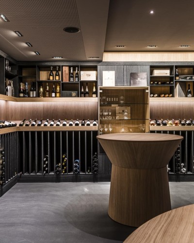 Weinkeller mit verschiedene Weine in schönen Regalen präsentiert