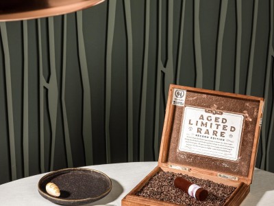 Seltene Zigarre in schönem Holz-Etui präsentiert