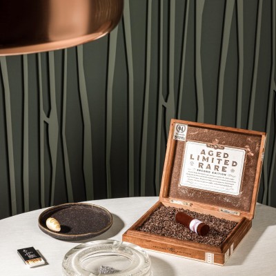 Seltene Zigarre in schönem Holz-Etui präsentiert