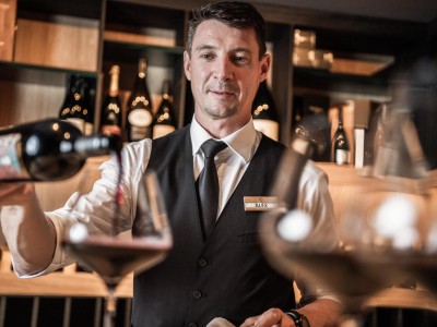 Sommelier schenkt Wein ein