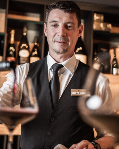 Sommelier schenkt Wein ein