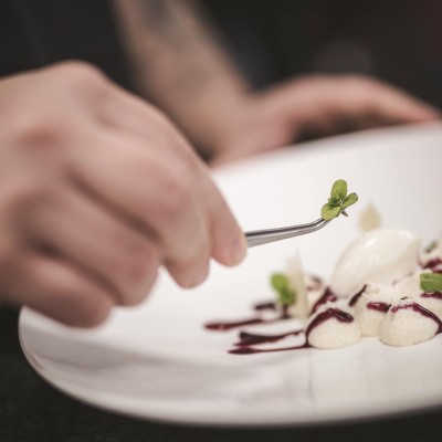 Küchenteam präpariert ein Teller