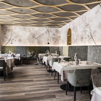 Speisesaal mit mehreren Esstischen