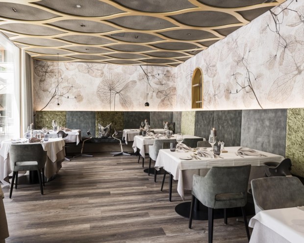 Speisesaal mit mehreren Esstischen