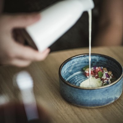 Flüssigkeit wird in eine Schale gegossen