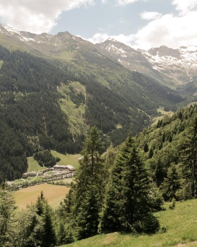 Blick vom Berg Richtung Hotel Feuerstein im Sommer