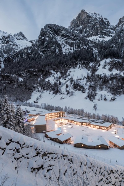 Schneebedecktes Hotel Feuerstein im Winter