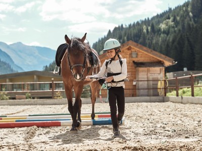 Kleines Kind spaziert mit Pony