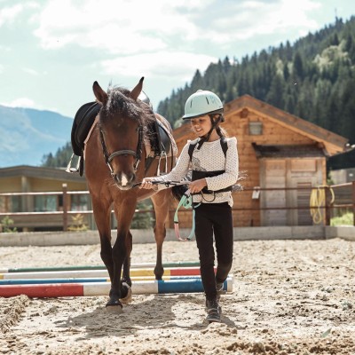 Kleines Kind spaziert mit Pony