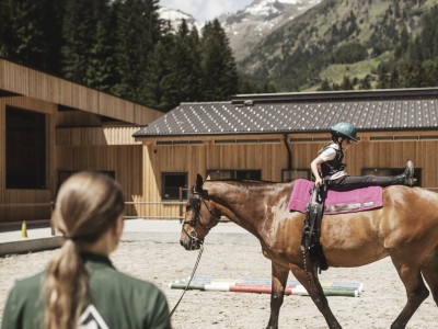 Reitschülerin praktiziert bÜbungen auf Pferd