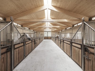 Reitstall mit verschiedenen Boxen