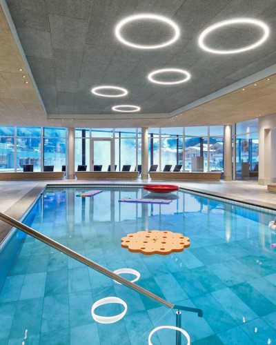 Indoor-Schwimmbad mit