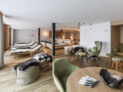 Raum mit Liegestühlen und Sessel in entspannter Atmosphäre