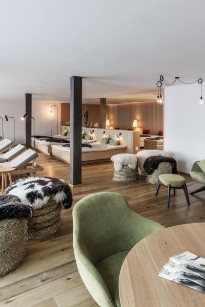 Raum mit Liegestühlen und Sessel in entspannter Atmosphäre