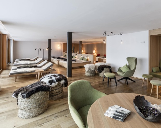 Raum mit Liegestühlen und Sessel in entspannter Atmosphäre