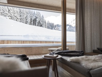 Ausblick aus dem Ruheraum in die schneebedeckte Landschaft