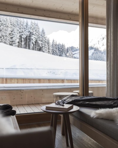 Ausblick aus dem Ruheraum in die schneebedeckte Landschaft