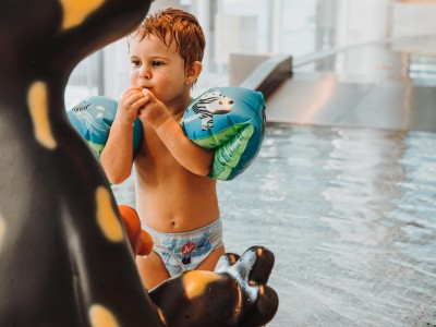 Kleiner Junge spielt im Kinderbecken des SPA-Bereichs
