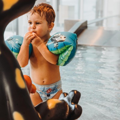 Kleiner Junge spielt im Kinderbecken des SPA-Bereichs