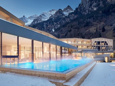 Outdoor-Infinitypool bei Abenddämmerung