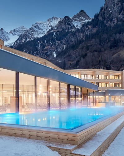 Outdoor-Infinitypool bei Abenddämmerung