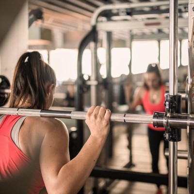Frau trainiert im Fitnessraum des Hotels