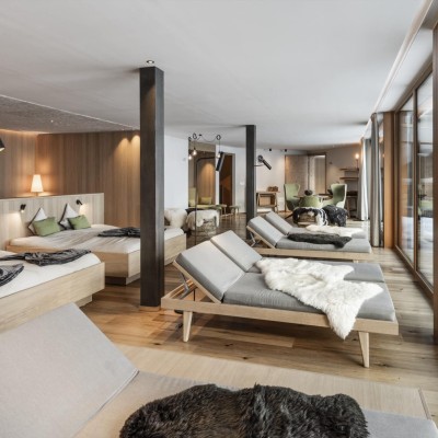 Ruheraum mit vielen Liegen und Möglichkeiten entspannt zu liegen