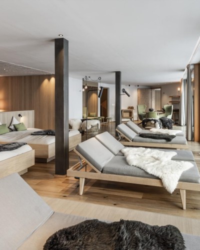 Ruheraum mit vielen Liegen und Möglichkeiten entspannt zu liegen