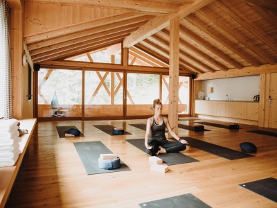 Frau macht Meditations-Übungen im Yoga-Raum