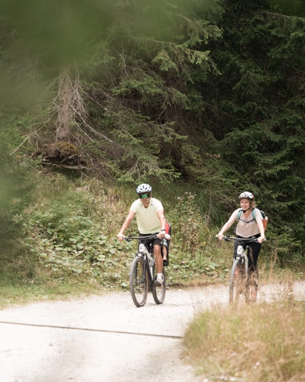 2 Personen fahren E-MTB