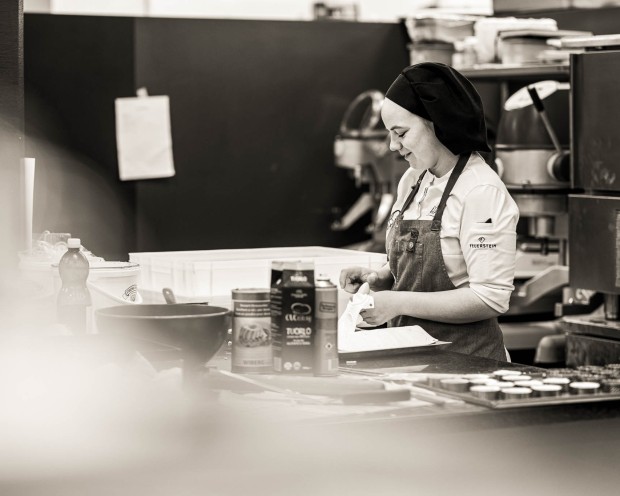 Küchenmitglied während der Arbeit in der Küche