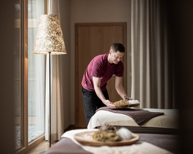 SPA Mitarbeiter im Behandlungsraum