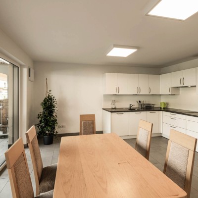 Küche mit Esstisch des Mitarbeiterzimmer