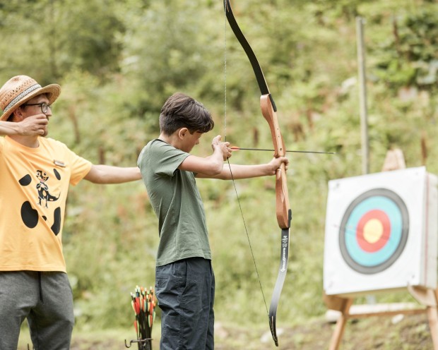 2 Personen beim Bogenschießen