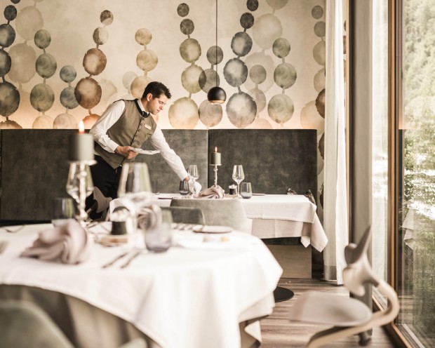 Service Mitarbeiter im Restaurant