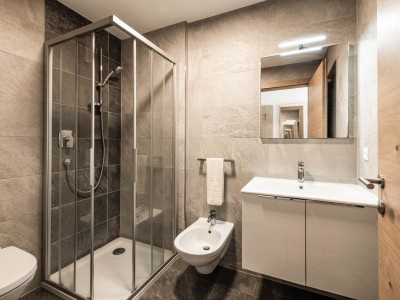 Badezimmer mit Dusche des Mitarbeiterhauses