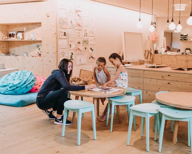 Betreuerin spielt mit Kinder