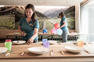 Kinderbetreuerinnen bereiten Essen für die Kinder vor