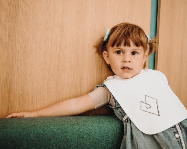 Kleines Mädchen steht auf der Couch