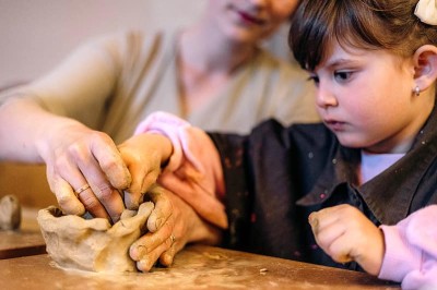 Kleines Mädchen spielt mit Ton